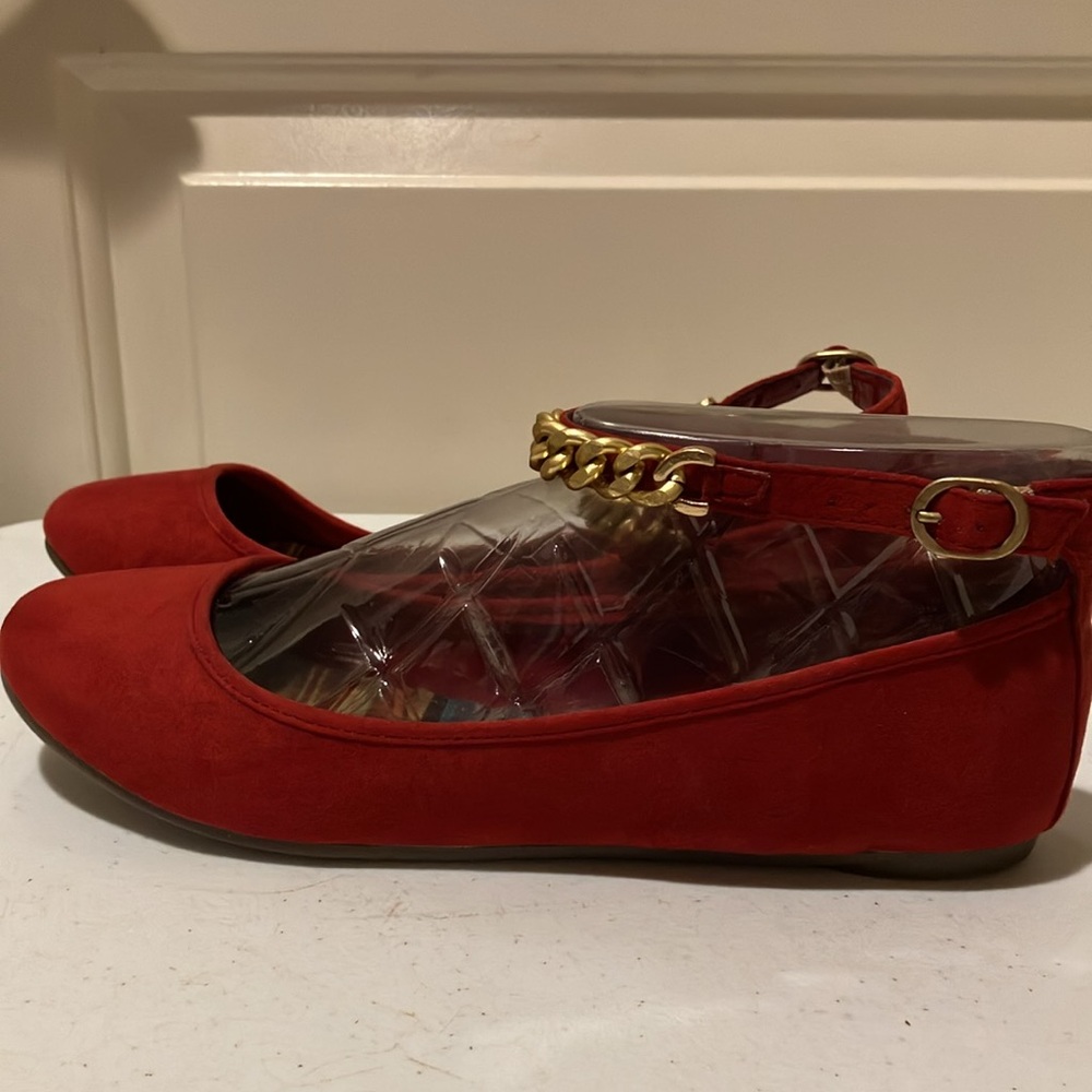 New Arizona 9M Red Ankle Strap w/Gold Chain Flats Faux Suede Fabric Upper - Picture 2 of 7